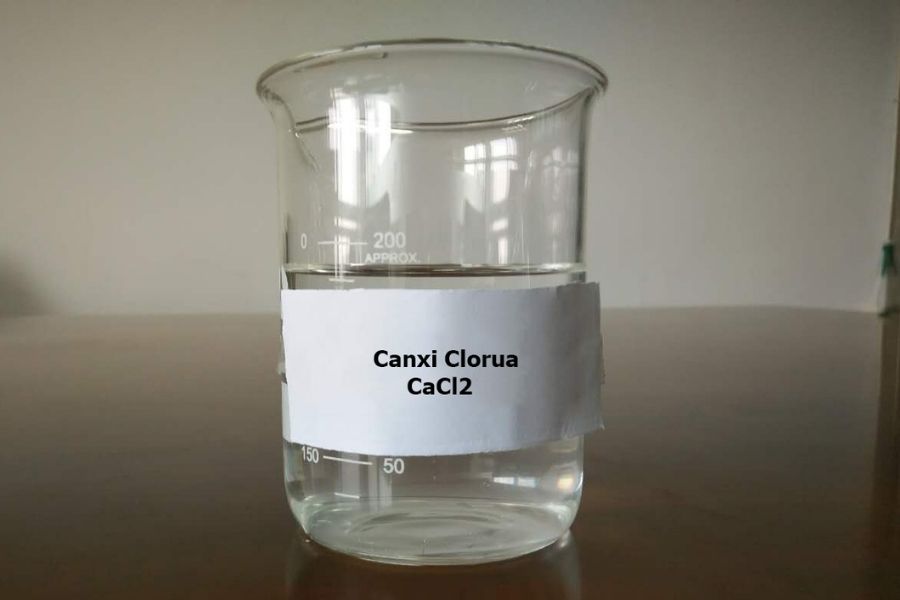 Canxi clorua có tính hút ẩm cao, tan nhiều trong nước